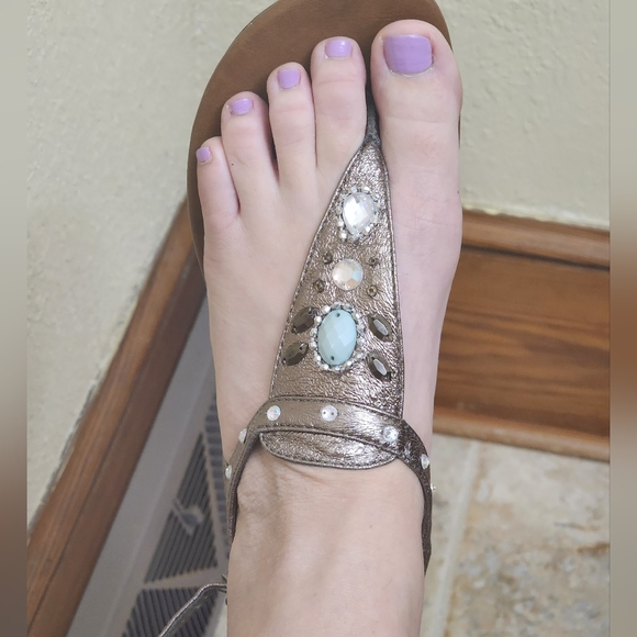 SUPER CUTE~ WOMENS~ MAURICES ~FLAT THONG SANDALS ~SIZE 8~ EXCELLENT CONDITION - Picture 8 of 14